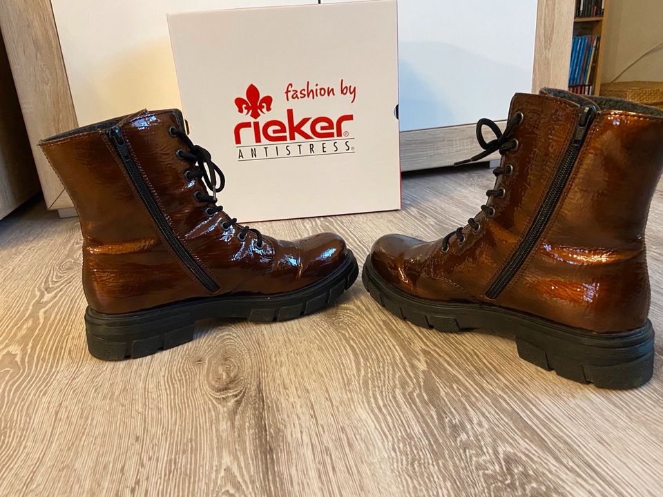 Rieker Boots braun glänzend Gr. 41 in Schwalmstadt