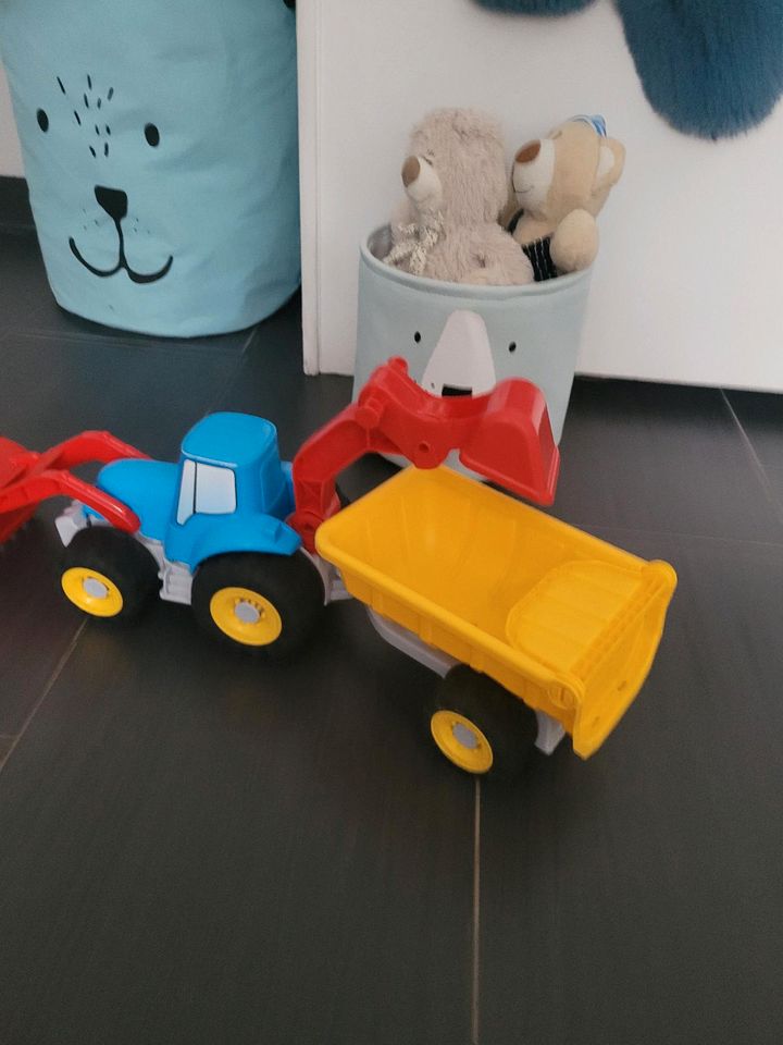 Spielzeug großer Traktor mit Anhänger. Neuwertig in Gütersloh