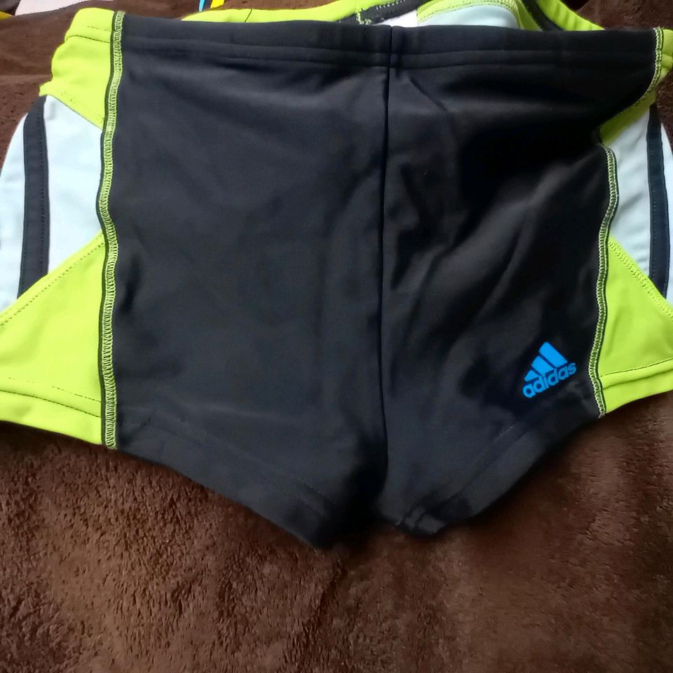 Adidas  Kinder  Badehose. Größe  140 cm in Mühlhausen-Ehingen