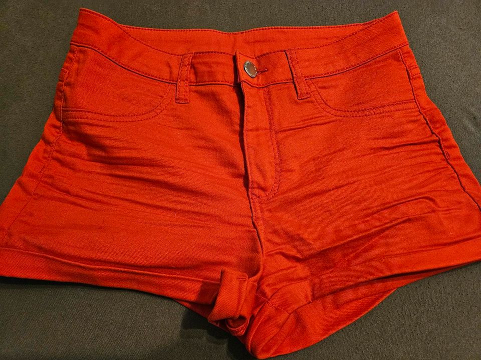 2 Shorts rot+beige in Kümmersbruck