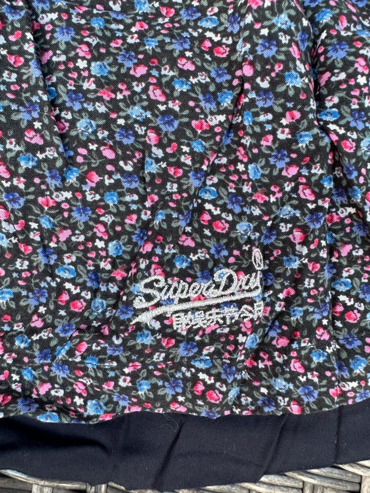 Superdry Sommer Rock blumig Silber gestickt Gr.M wNeu in Essen