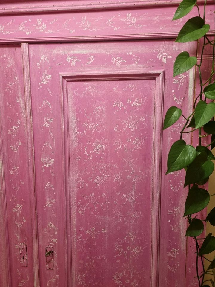 Schrank rosa Shabby Chic Vintage Antik Kleiderschrank Blumen in Neukirch