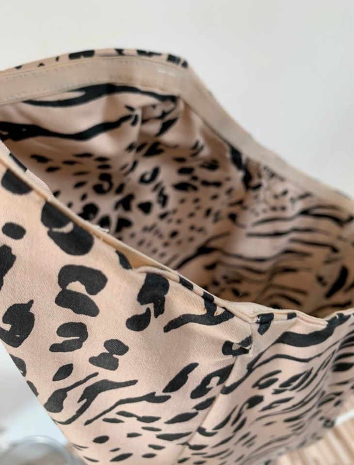 Kleid Animalprint Gr. 36 H&M in Rodgau