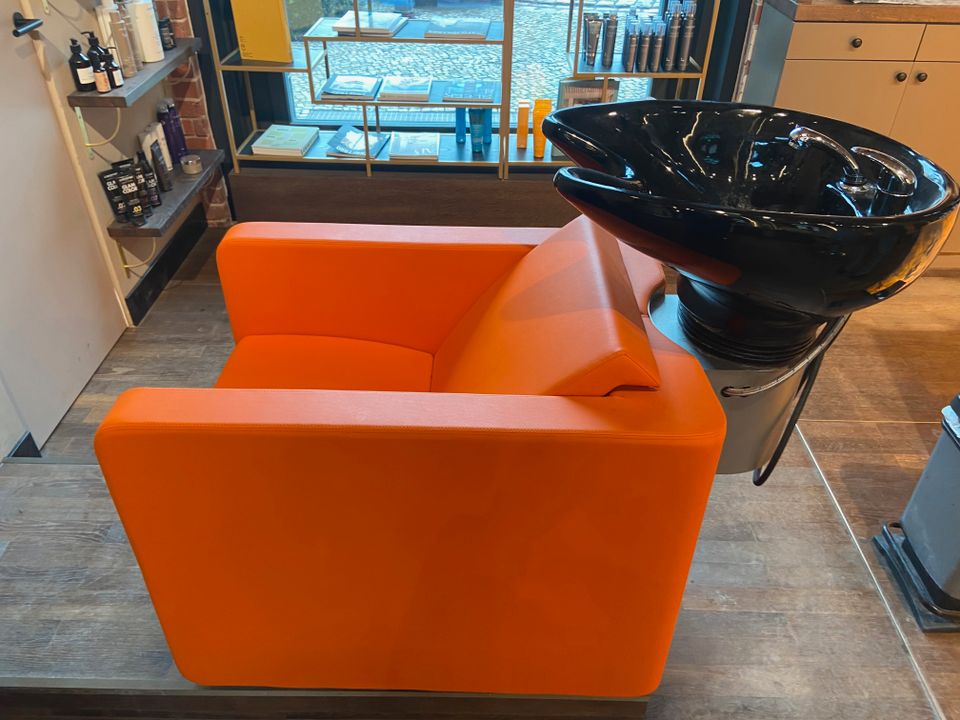 Waschplatz Stuhl orange ,Waschbecken schwarz in Berlin