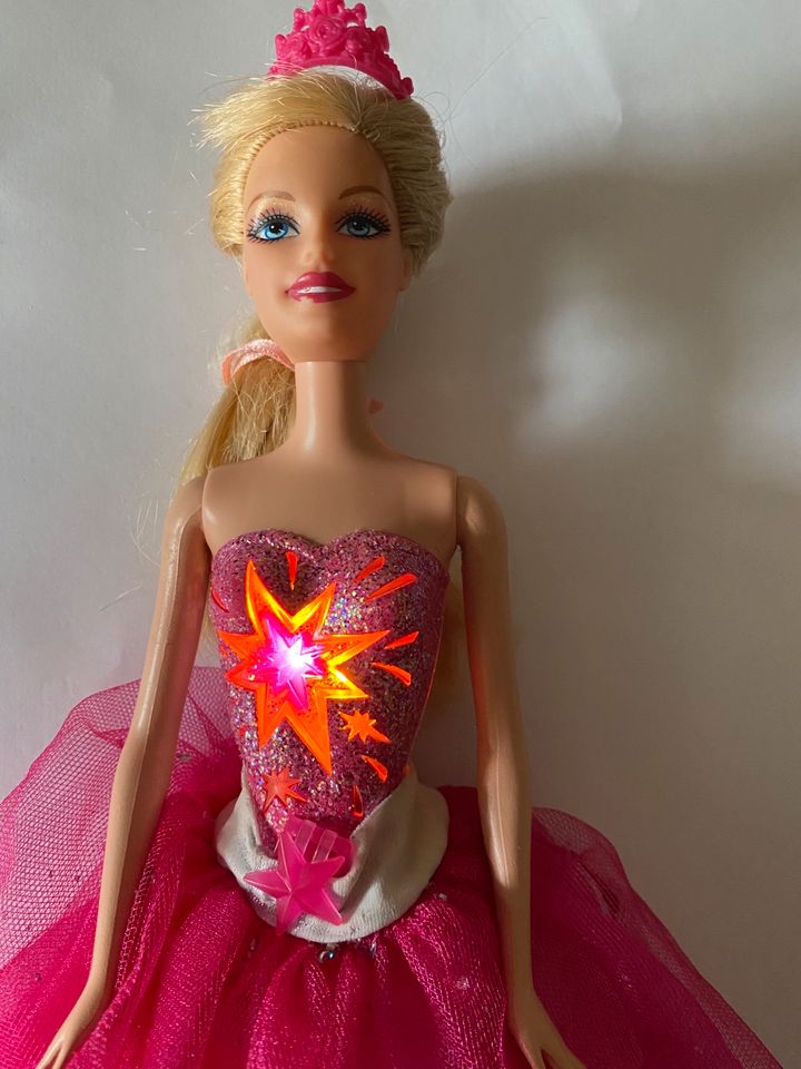 Barbie Puppe mit Wendekleid Sound Licht Modezauber, Mattel 26501 in Bottrop