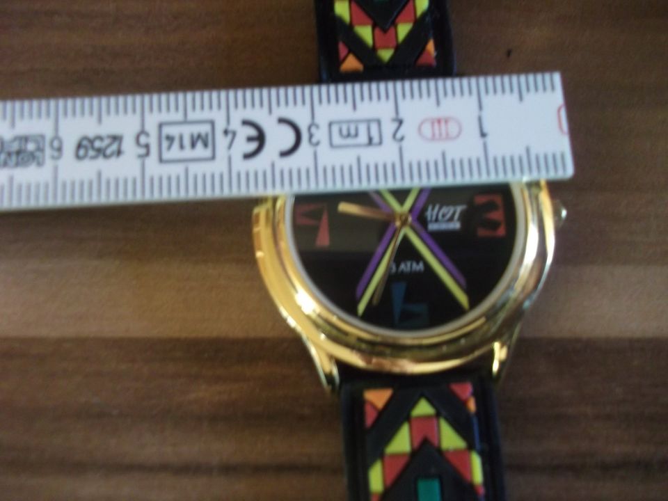 Schöne Hot Look jp Uhr in schwarz gold.serien nr.270192 in Nidda