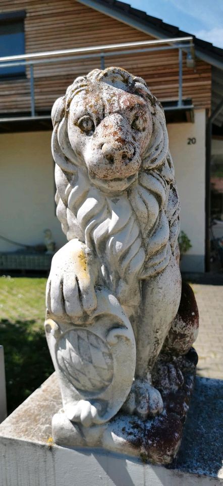 Steinskulptur bayrischer Löwe Garten Skulptur frostsicher Stele in Mindelheim