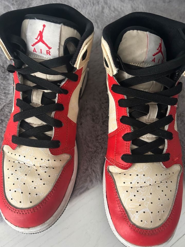 Nike Air Jordan 38,5 beige rot besondere Details in Krefeld