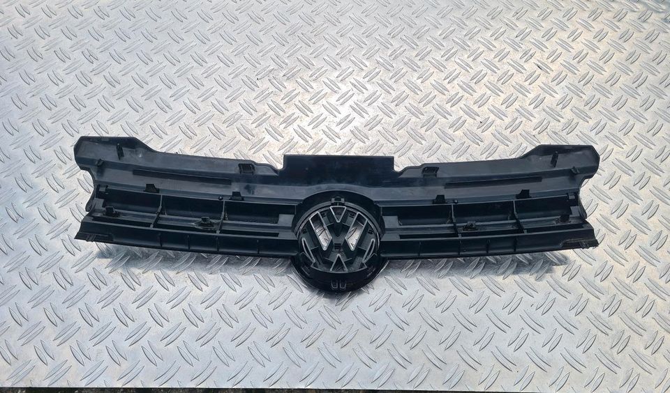 VW Golf 4 Cabrio Kühlergrill Grill schwarz Glanz Logo 1E0853651A in Uffenheim