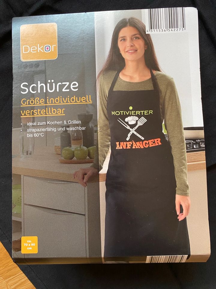 2 Schürzen Grillschürze mit Spruch Anfänger gratis Topflappen neu in Mühlhausen