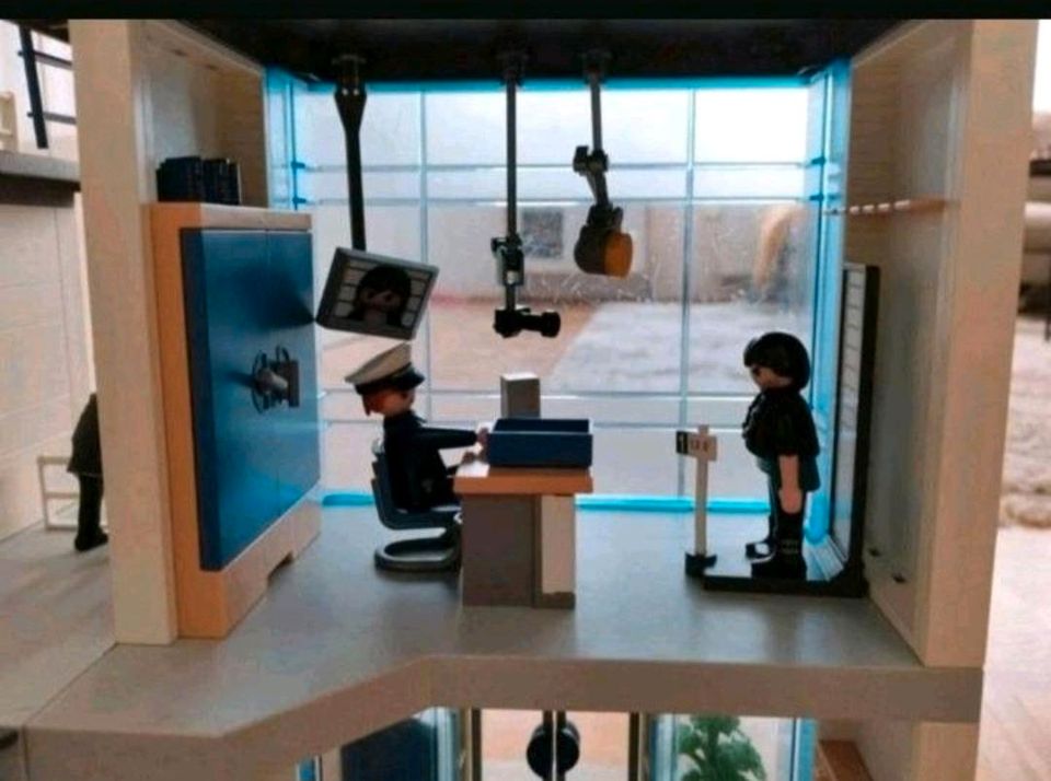 Playmobil Polizeistation mit Zubehör in Hannover