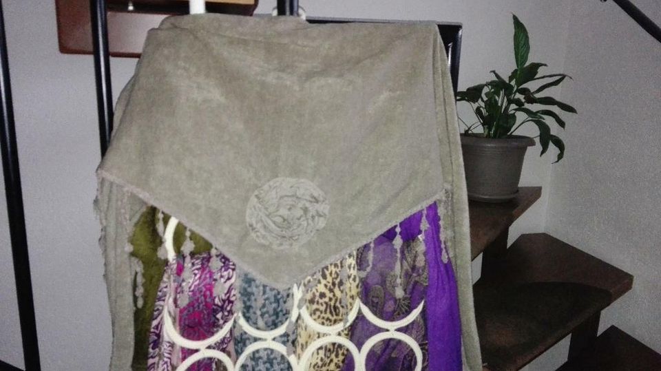Schals in unterchiedlichen Formen, Farben und Größen zu verkaufen in Parsau