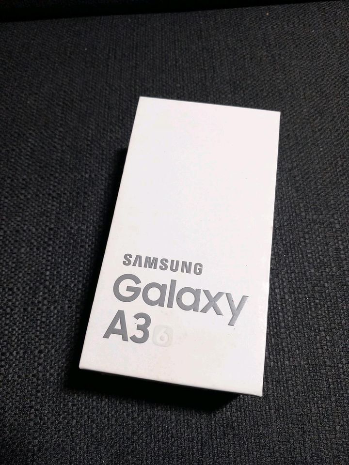 Samsung Galaxy A3 LEERKARTON in Oberhausen