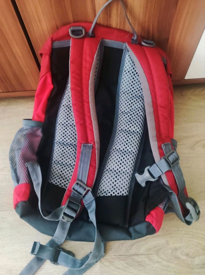 kleiner Deuter-Rucksack in rot in Magdeburg