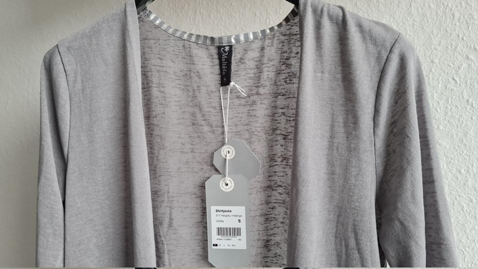 Neue, hellgraue, offene Feinstrickweste, Gr. 38, noch mit Etikett in Brilon
