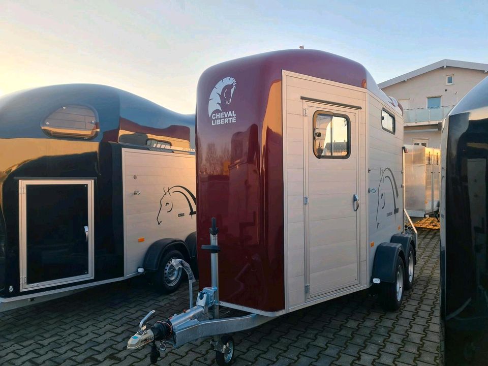 Pferdeanhänger Cheval Liberte Touring Jumping 2600 kg  (( Blau )) in Mosbach