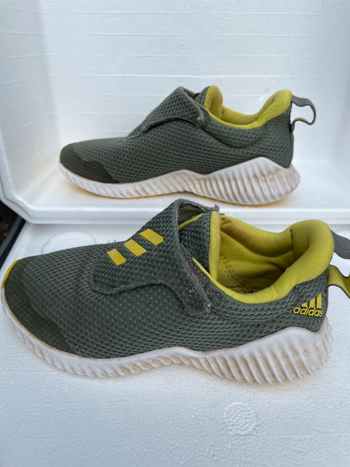 Adidas Sneaker Turnschuhe Klettverschluss Größe 34 in Winsen (Luhe)