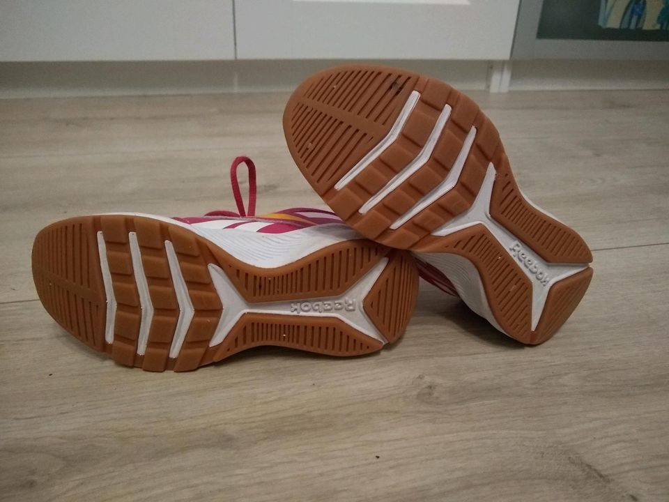 Hallen Turnschuhe von Reebok, Größe 31 in Sarstedt