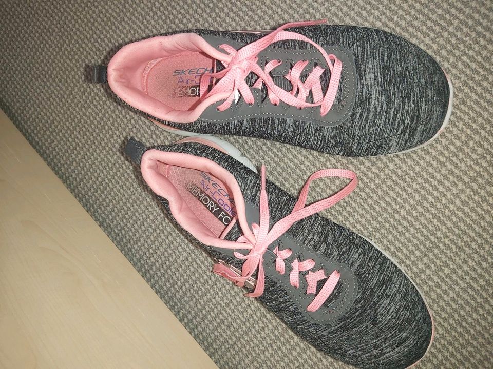 Sketchers Turnschuhe Gr. 36 in Löbnitz