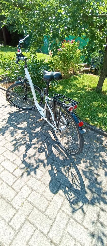 Verkaufe ein Fahrrad mit 28 Zoll Laufrädern und 8 Gängen. in Holzminden