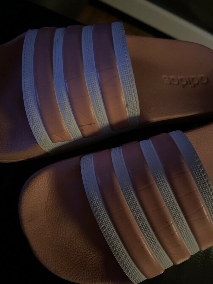 Adidas Badeschuhe in Rosa Größe 5 für Mädchen in Neuberg