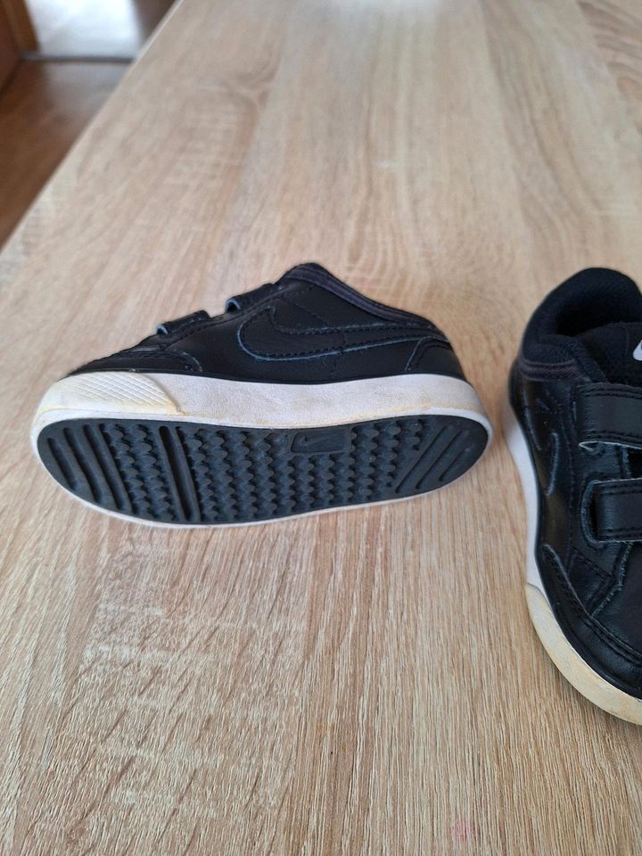 Nike Babyschuhe Größe 22 in Engen