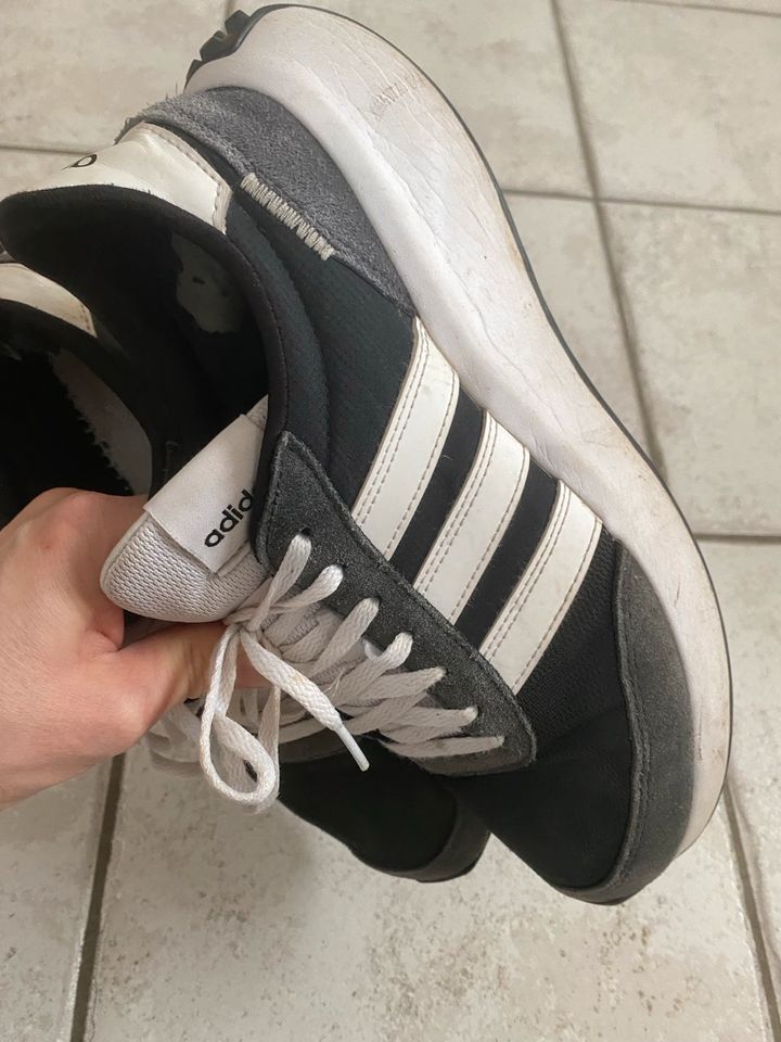 Adidas Jungen Herren schuhe sneaker Gr.42 schwarz weiß in Ergolding