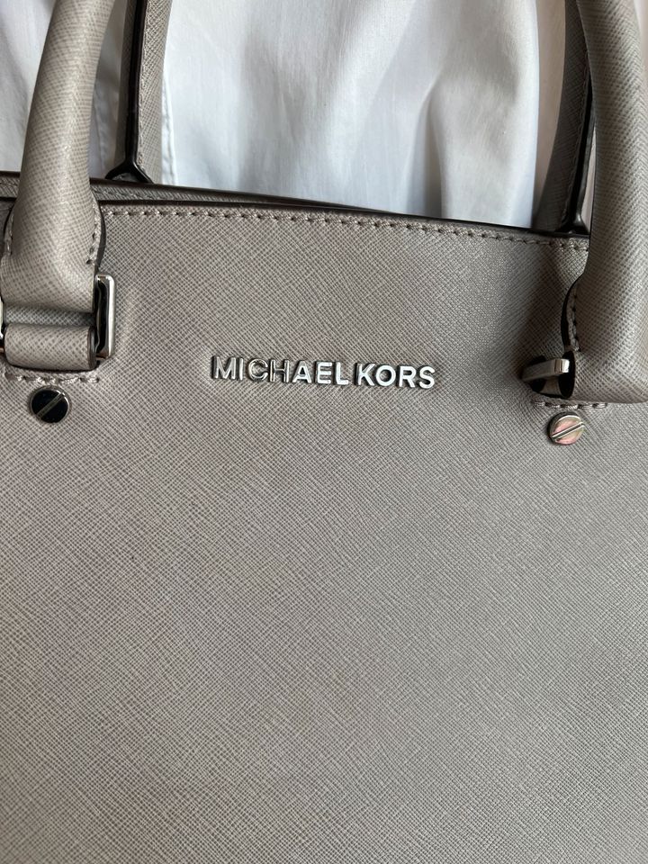 Tasche von Michael Kors Selma M grau Leder original in Gaukönigshofen