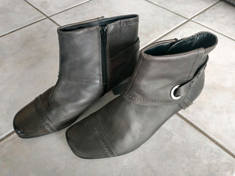 Jana Damen Boots Stiefeletten Gr. 39 bzw. 6 Leder grau in Buseck