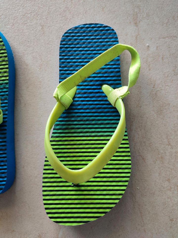 Badeschuhe Zehentrenner 27/28 Schlappen Schwimmen blau grün in Cadolzburg