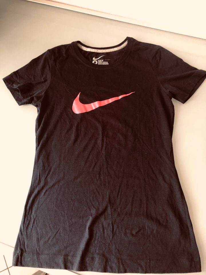 Original Nike Sport Shirt in Berlin