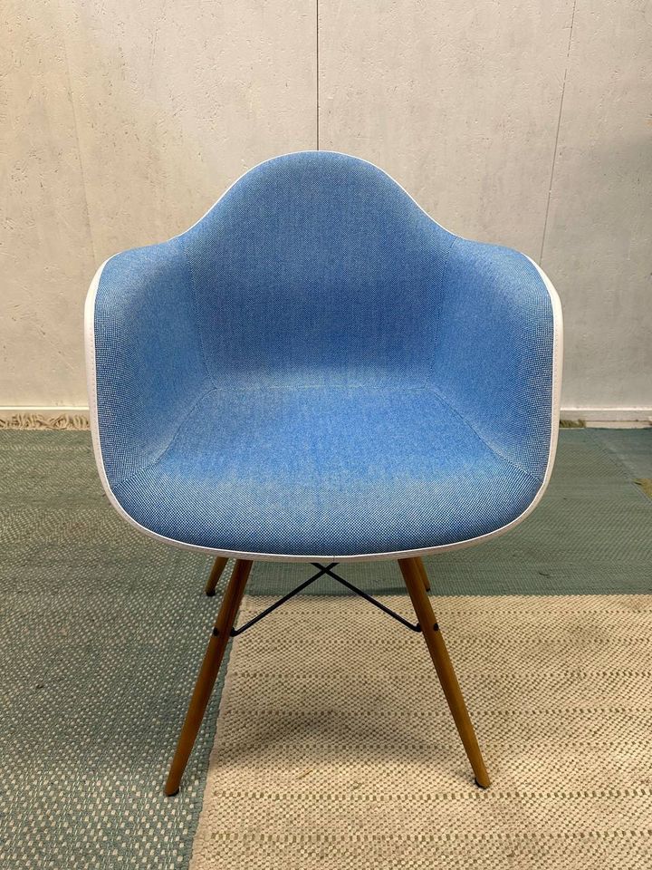 Vitra Eames DAW Vollpolster Hopsak Blau Plastic Chair Stuhl in Aachen