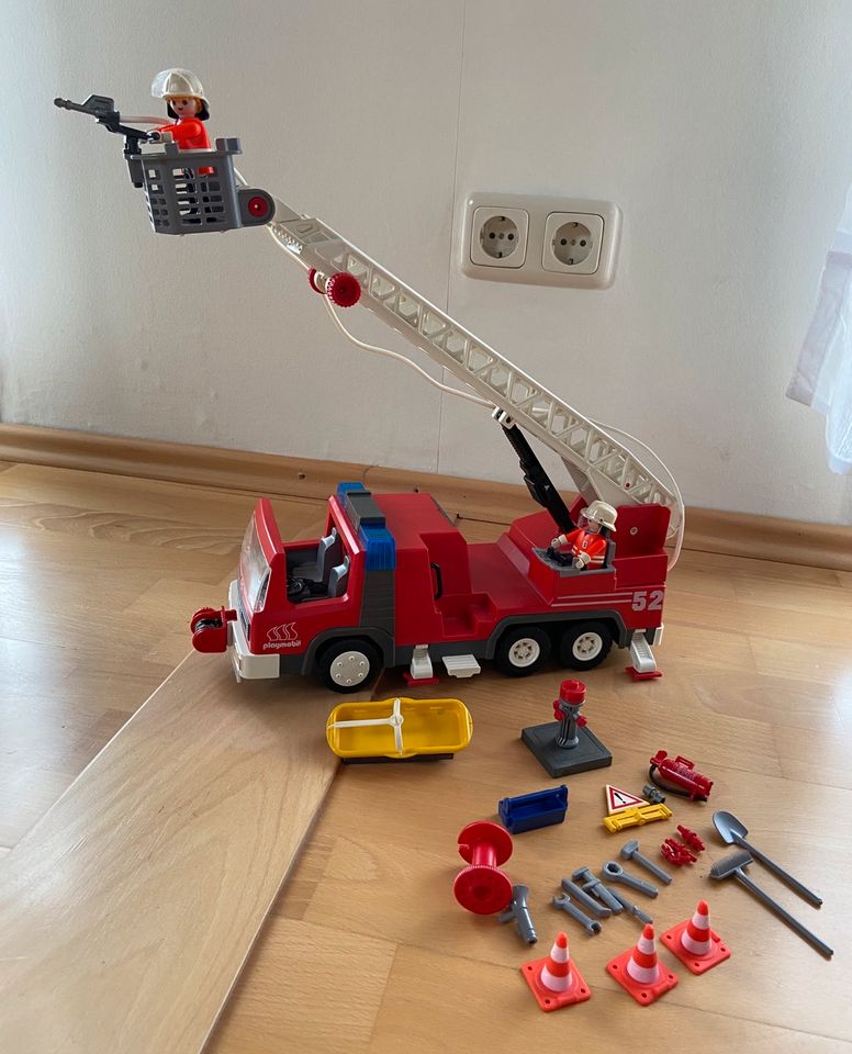 Playmobil 3879 Feuerwehr-Leiterwagen mit Blinklicht in Greifenstein