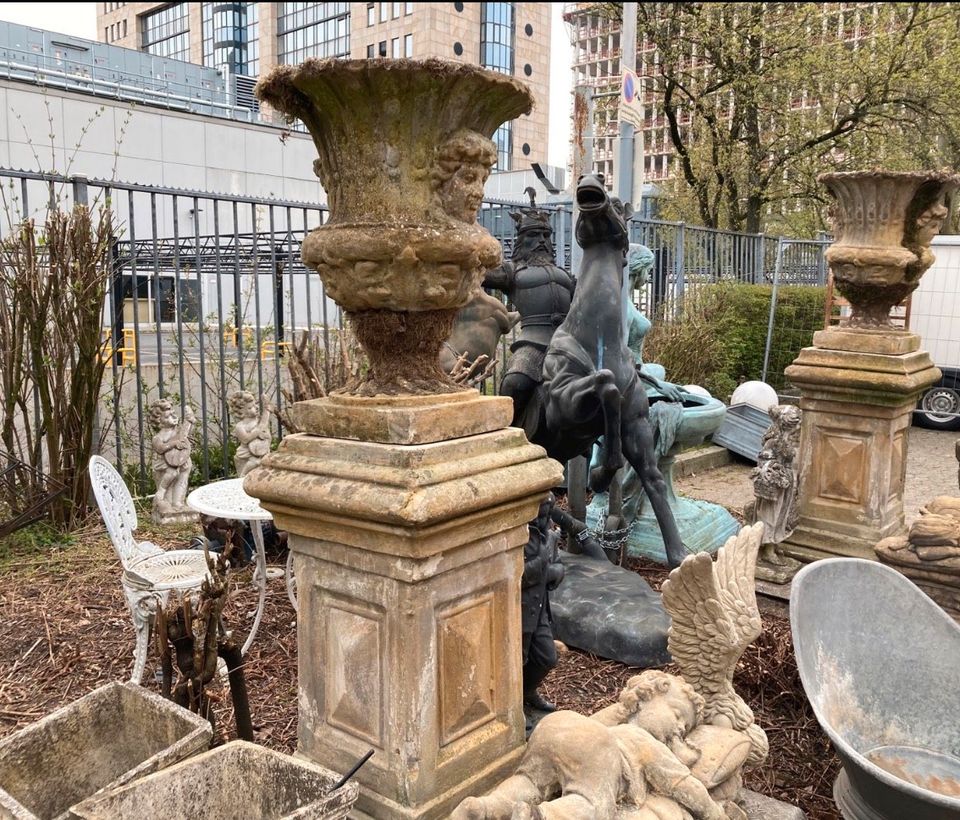 Alte Franz. Skulpturen, Brunnen + Pflanzkübel/Pflanztöpfe in Düsseldorf