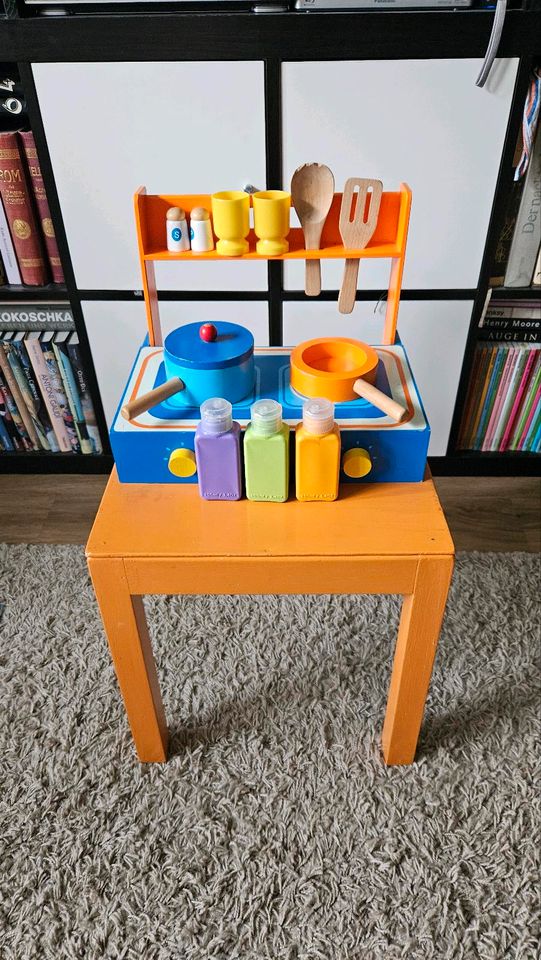 Kleine Kinderküche aus Holz mit Utensilien (Pfanne,...) in Dresden