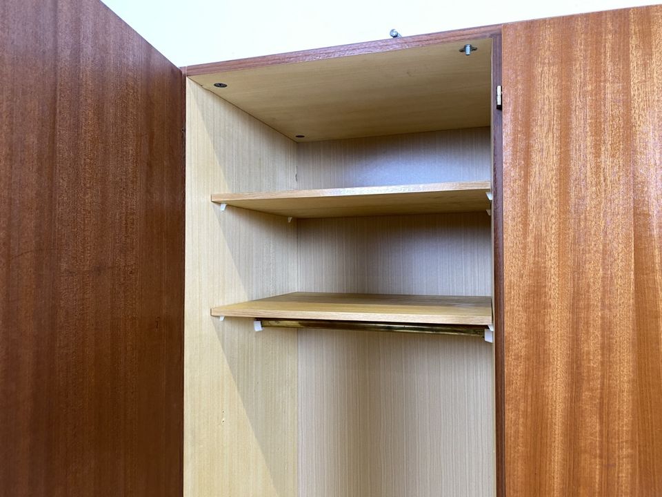 WMK Unaufdringlicher und sehr gut erhaltener 70er Jahre Kleiderschrank mit schönen Messingbeschlägen # Schrank Wäscheschrank Wardrobe Schlafzimmerschrank Retro Vintage DDR # Lieferung möglich in Berlin