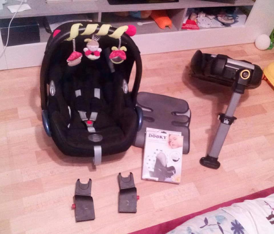 Babyschale Set Maxi Cosi Kindersitz mit Isofix Station in Bebra