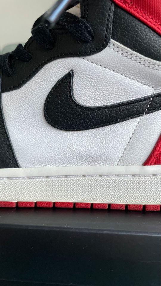 Jordan 1 High Satin Black Toe EU44,5/US12w in Berlin