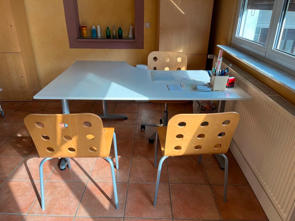 Ikea Schreibtisch mit 3 Stühlen in Offenbach