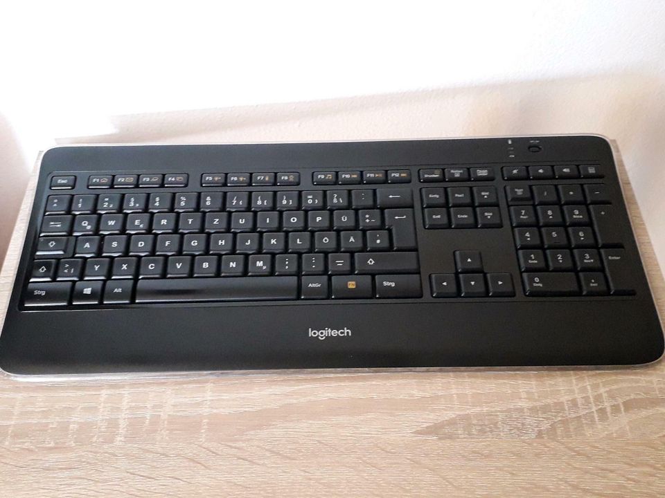 Logitech K800 Tastatur  Kabellos Beleuchtet in Poing