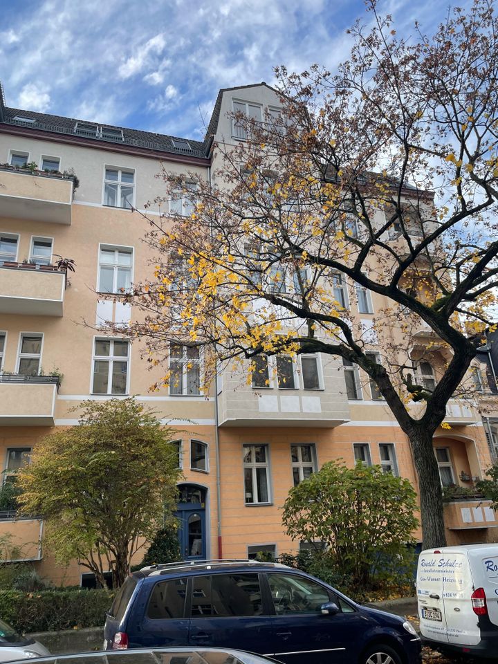 Großzügige Altbauwohnung mit 4 Zimmern und Loggia im Herzen von Friedenau in Berlin