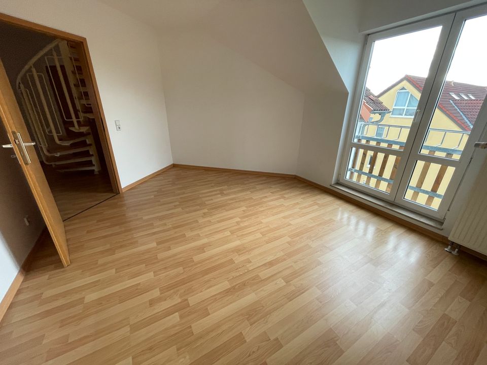 Bezugsfreie - Dachgeschosswohnung - 3 Zimmer mit Balkon und offener Wohnküche. in Leipzig