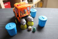 toller Spielzeugkehrwagen mit Mülltonnen und Gummifiguren Trash Bayern - Mammendorf Vorschau