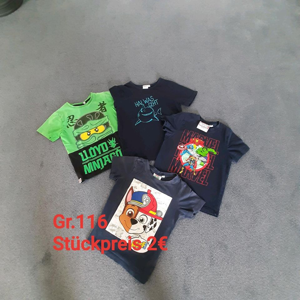 T-Shirts verschiedener Marken in Zierenberg