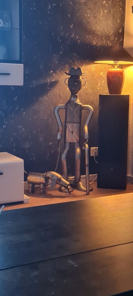 Roboter Skulptur mit Hund aus Metall in Hameln