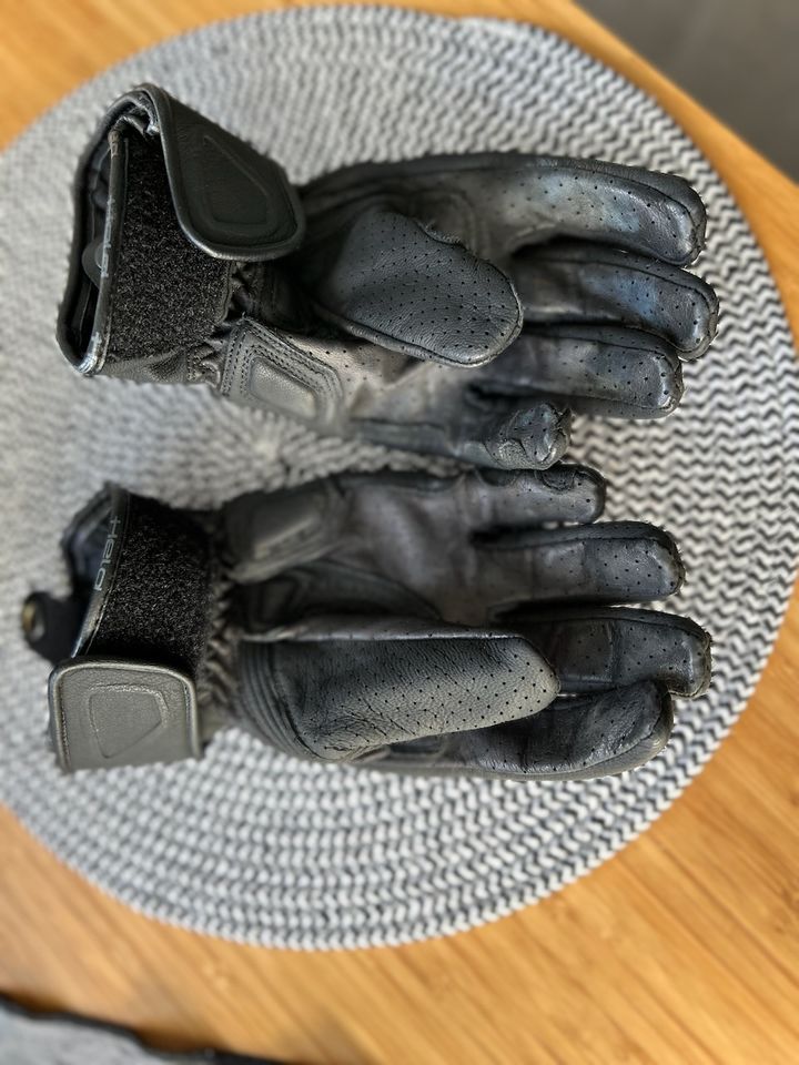 Motorrad-Handschuhe in Laboe
