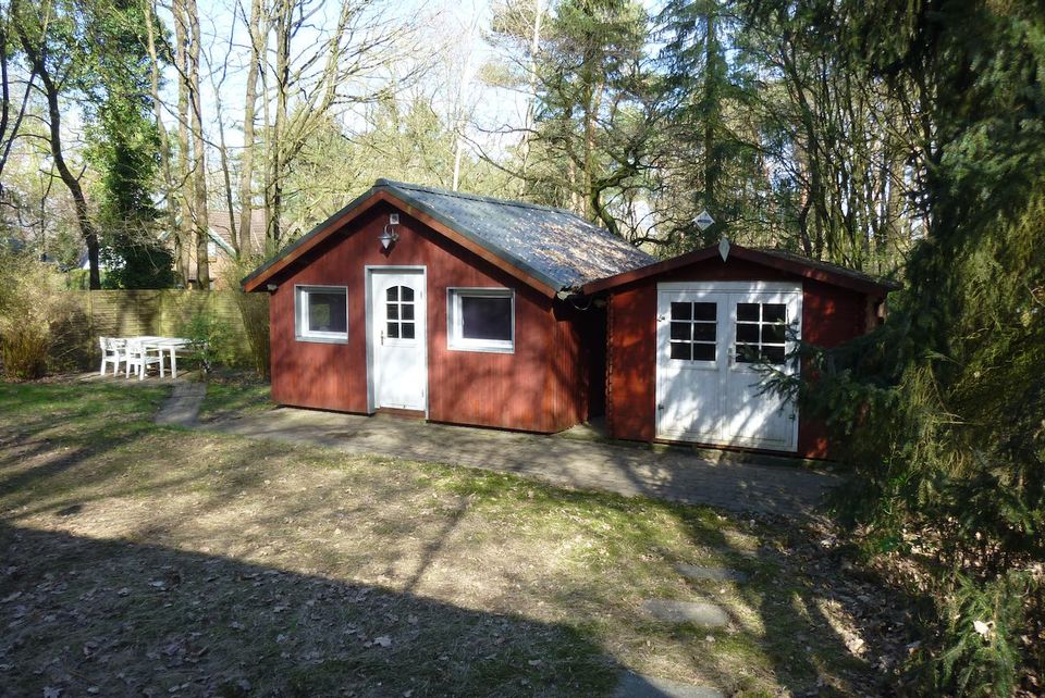 Wochenendhaus aus Holz in der Natur im Cuxland mit Badesee in Hollnseth