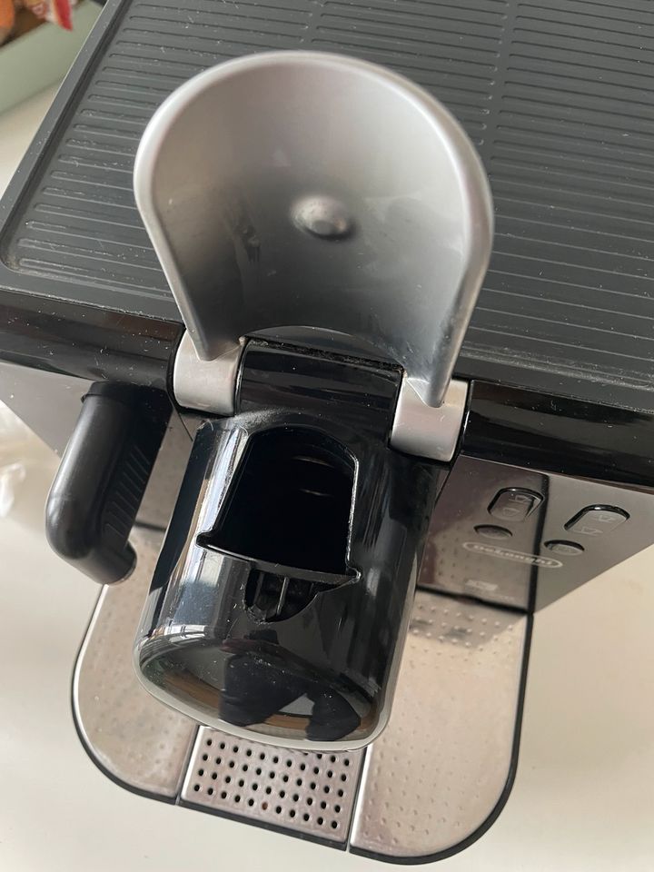 DeLonghi EN 680.M Latissima Nespresso Maschine (schwarz) in Hamburg