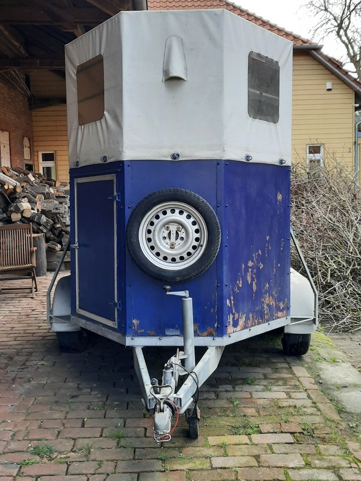 Doppel- Pferdeanhänger / Pferdetransporter in Sarstedt