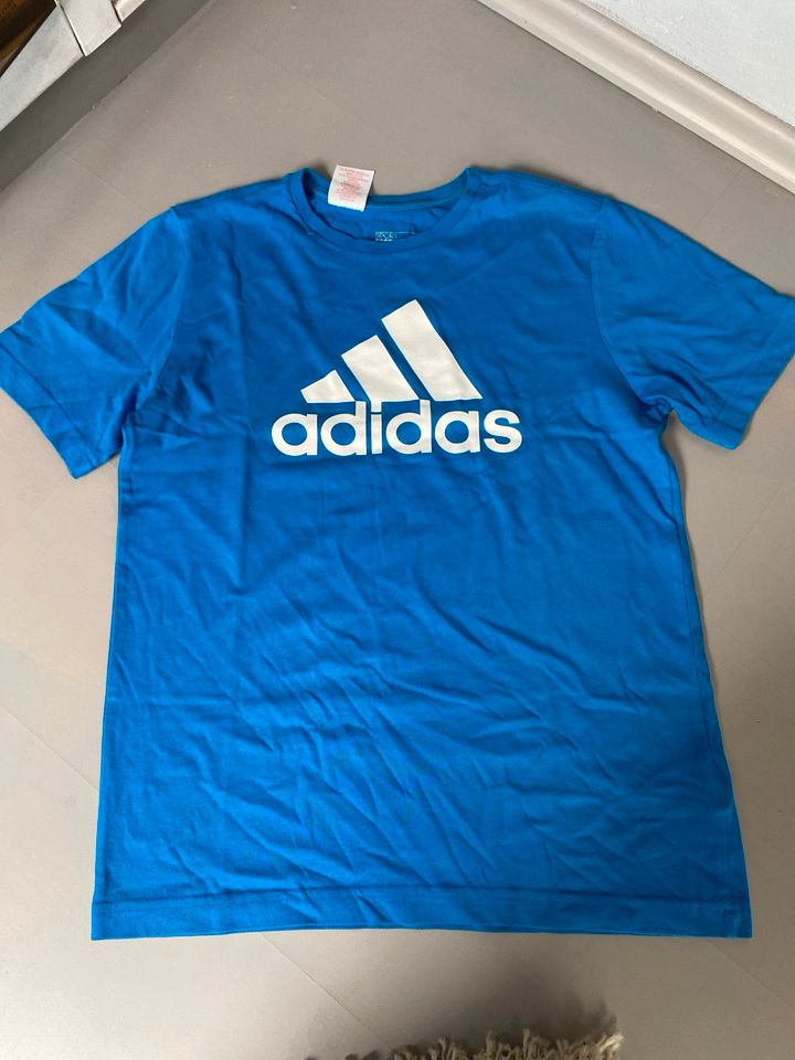 Adidas Shirt Größe 164 Neuwertiger Zustand in Aurich